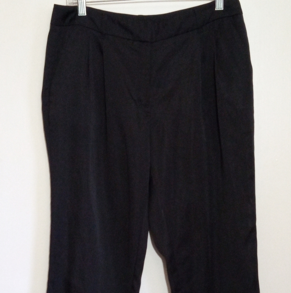 NY&CO black pleated satiny cropped pants women size 8